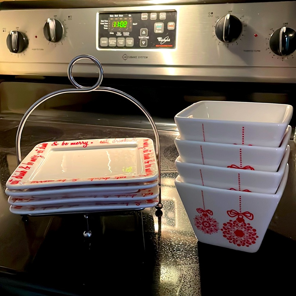 Holiday plates and bowls set